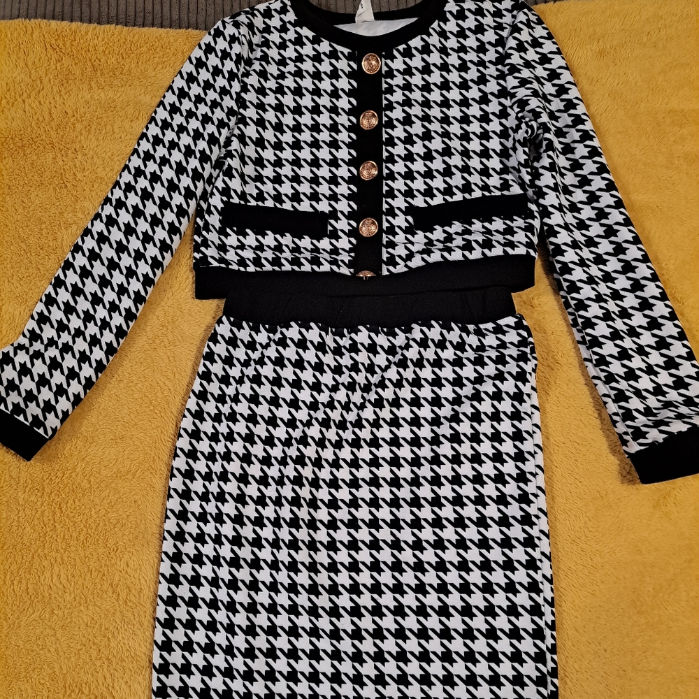 Small girl skirt suit for a 5, 6, or 7  year old (Small Sz11/12y) fits small.